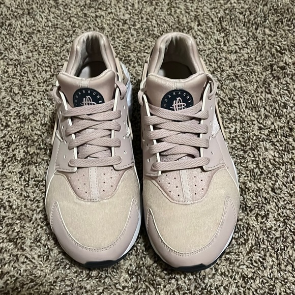 Nike Huarachie (GS) (Youth 7Y) Gently Used - Picture 1 of 6